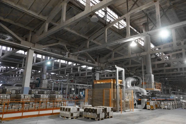 üretim üretimi. gezi gezi iç. Seramik karo üretim tesisi. Seramik karo üretim tesisi ile bir konveyör kayışı