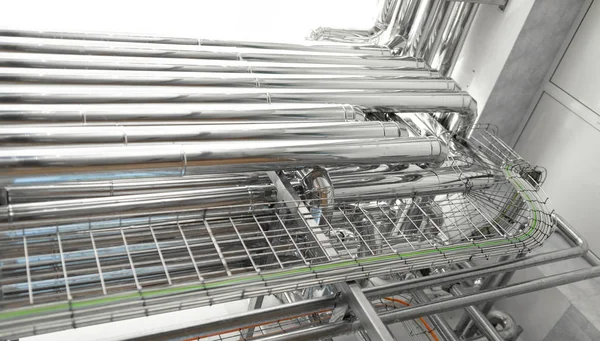 System rur aluminiowych w zakładzie przemysłu spożywczego — Zdjęcie stockowe