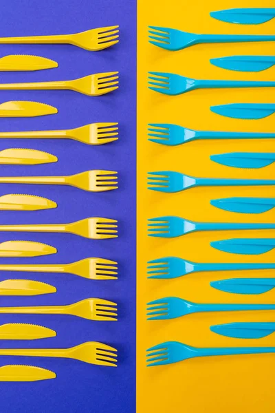 Conjunto colorido de utensílios de mesa de plástico isolado no fundo — Fotografia de Stock