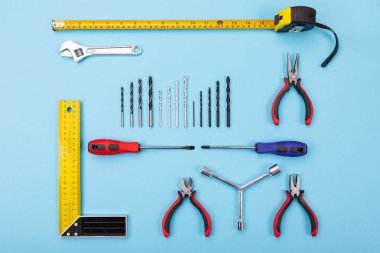 Farklı inşaat kiti arka plan üzerinde asılı