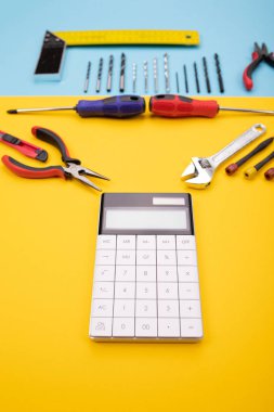 renkli arka plan üzerinde metal işi araçlar kümesi