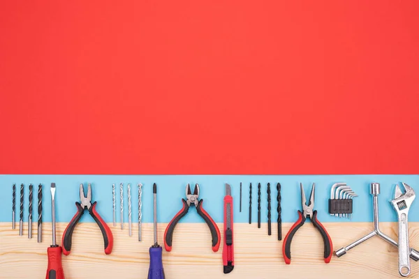 Set van verschillende mechanische gereedschappen geïsoleerd op de achtergrond van de rood-blauw — Stockfoto