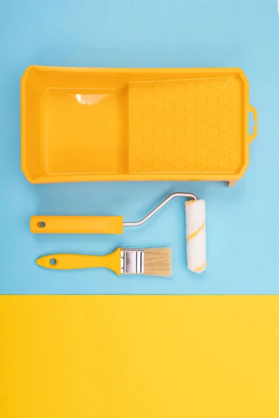 페인트 도구입니다. 페인트 브러시 및 페인트 트레이 롤러. — 스톡 사진