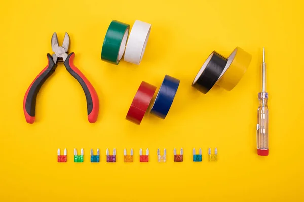 Conjunto de ferramentas elétricas em fundo colorido — Fotografia de Stock