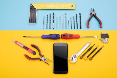 metal işi araçları ile smartphone renkli arka plan üzerinde set