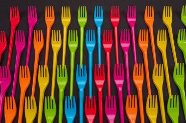 Çok parlak bir arka plan üzerinde plastik çatal renk