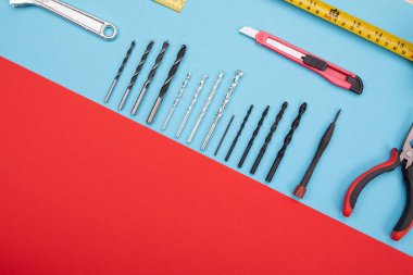 Farklı inşaat kiti arka plan üzerinde asılı