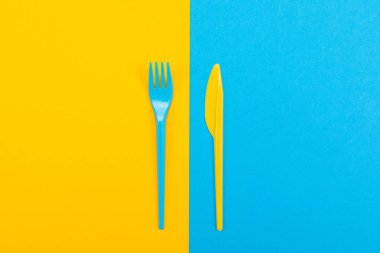 Canlı çatal ve bıçak üzerine siyah izole renkli kümesi