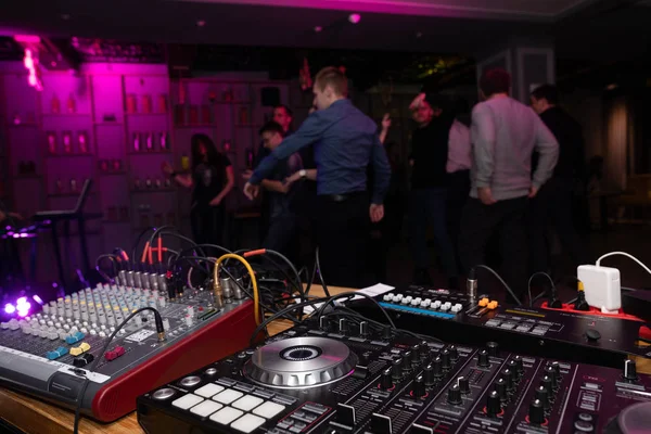 Gente bailando en el club disco — Foto de Stock