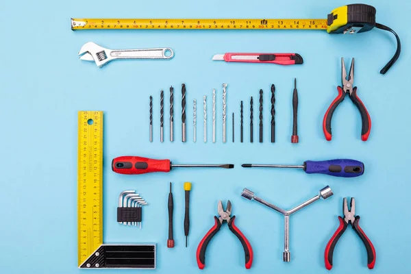 Farklı inşaat kiti arka plan üzerinde asılı