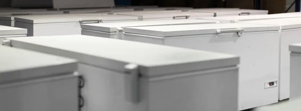 Almacén con refrigeradores blancos — Foto de Stock