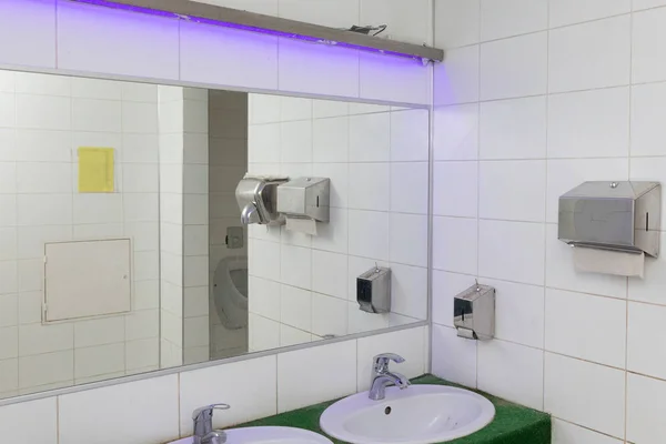 Jasny pokój z WC w miejscu publicznym — Zdjęcie stockowe