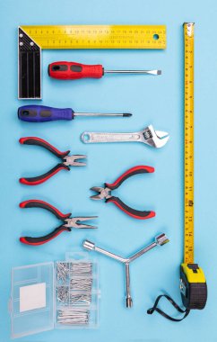 Farklı inşaat kiti arka plan üzerinde asılı