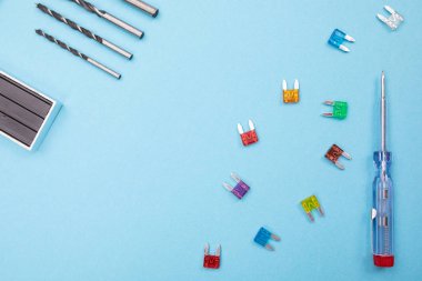 Renkli arka plan üzerinde elektrik araç kümesi