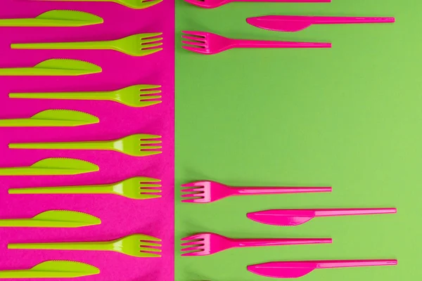 Conjunto colorido de utensílios de mesa de plástico isolado no fundo — Fotografia de Stock