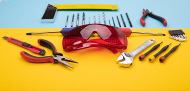 renkli arka plan üzerinde metal işi araçlar kümesi