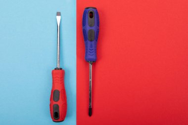 Vida-sürücü izole mavi-kırmızı arka plan üzerinde renkli plastik grubu