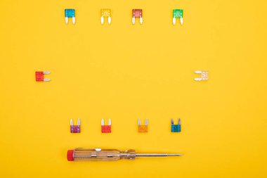 Mühendislik çalışmaları için aksesuarlar. Elektrikçi sofra üzerinde araç seti