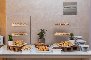 Restoranda masaya küçük aperatifler