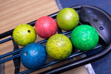 Yakın - up renkli bowling topları