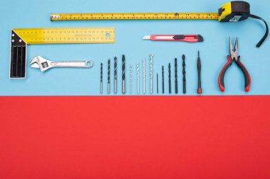 Arka plan üzerinde farklı araçlar kümesi yayılmış bir satırda