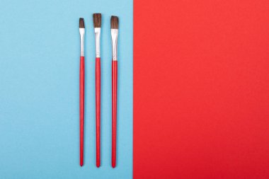 renkli arka plan üzerinde düz sanatsal Boya fırçaları kümesini