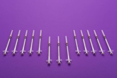 parlak bir arka plan üzerinde izole 1 ml şırınga