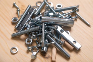 Somunlar beyaz bir masanın üzerinde yatan bir slayt