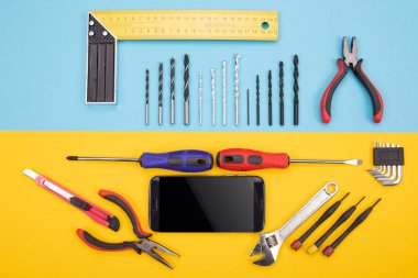 metal işi araçları ile smartphone renkli arka plan üzerinde set