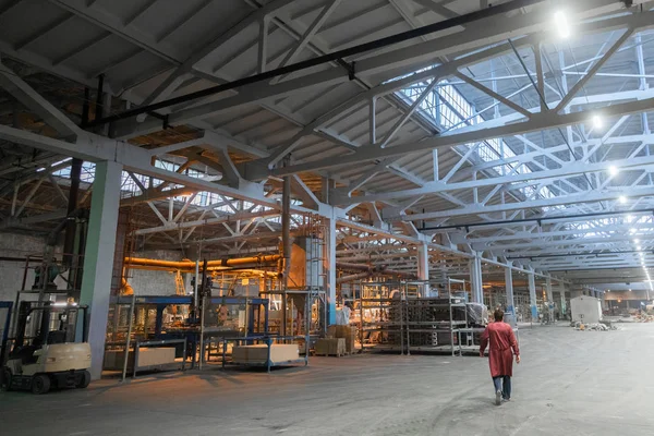 İşçiler görevlerini yerine getirmek Dükkanı üretim tesisi — Stok fotoğraf