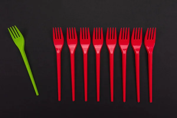 Eldobható piros és zöld műanyag forks elszigetelt háttér — Stock Fotó
