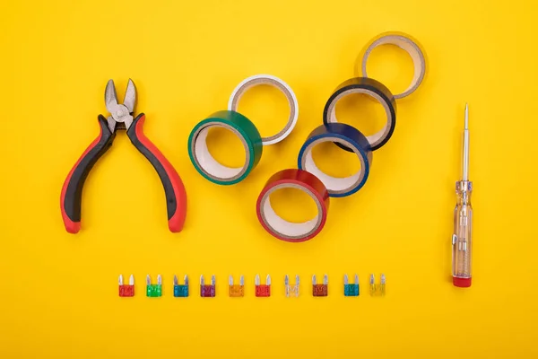 Conjunto de ferramentas elétricas em fundo colorido — Fotografia de Stock
