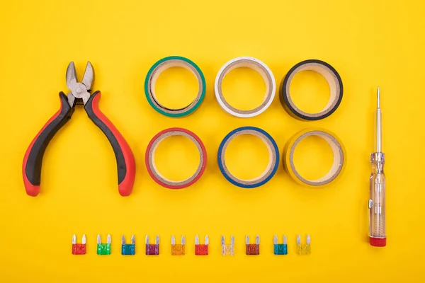 Conjunto de ferramentas elétricas em fundo colorido — Fotografia de Stock