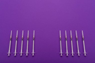 parlak bir arka plan üzerinde izole 1 ml şırınga