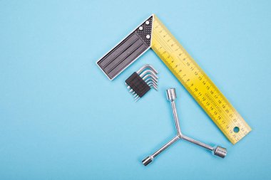 Mavi arka plan üzerinde farklı araçlar kümesi