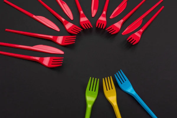 Conjunto colorido de garfos vibrantes e faca isolada em preto — Fotografia de Stock