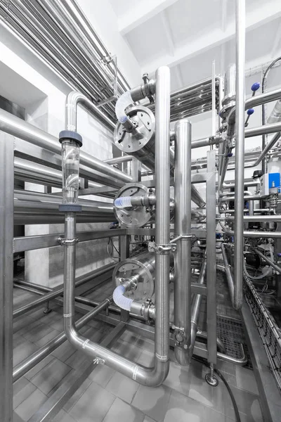 Tubería de agua de acero, tubos de cromo, tuberías en el taller de la planta. Contexto industrial —  Fotos de Stock