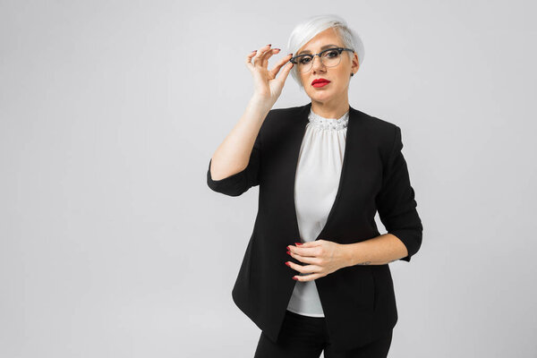 Портрет молодой деловой леди в костюмах на заднем плане
