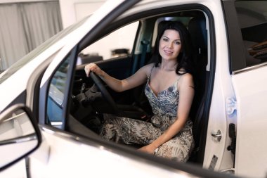 Yeni arabada oturan Charming müşteri Brunet sadece Deal, merkezinde satın