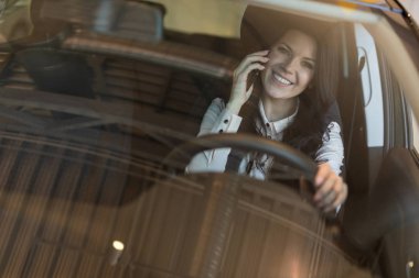 Araba bayiliği yeni araç oturan mutlu kadın alıcı