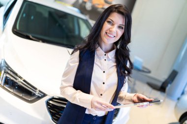 Profesyonel satış temsilcisi Bayilik merkezinde yeni bir araba mevcut