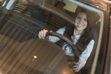 Mutlu kadın alıcı araba bayilik onu yeni araç inceliyor