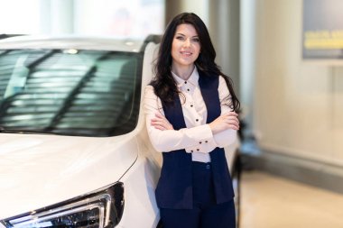 Güzel satan kadın Bayilik merkezinde yeni araba yakın Teen