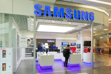 Minsk, Belarus-26 Mart 2018: alışveriş merkezinde Samsung Mağazası. Samsung Electronics Co., Ltd. Dünya ikinci en büyük bilgi teknolojisi şirketi gelir, sonra Apple