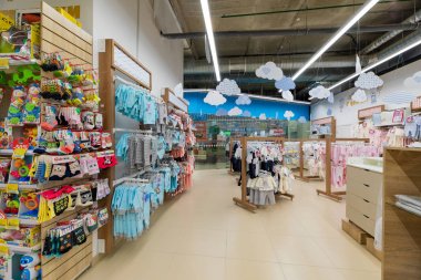 Minsk, Belarus-Mart 26, 2018: brigt ve renkli Body ile toodlers giysi bölümünün görünümü