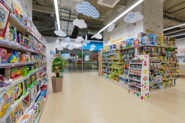 Minsk, Belarus-26 Mart 2018: büyük toodlers mağaza renkli toodlers oyuncaklar ile raflar bir görünüm
