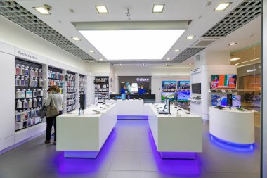Minsk, Belarus-26 Mart 2018: alışveriş merkezinde Samsung Mağazası. Samsung Electronics Co., Ltd. Dünya ikinci en büyük bilgi teknolojisi şirketi gelir, sonra Apple