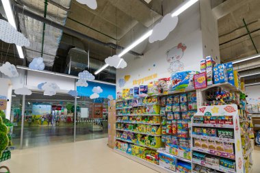 Minsk, Belarus-26 Mart 2018: büyük toodlers mağaza renkli toodlers oyuncaklar ile raflar bir görünüm