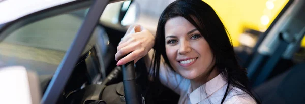 Mujer cliente feliz comprando un coche nuevo en el centro de concesionario —  Fotos de Stock