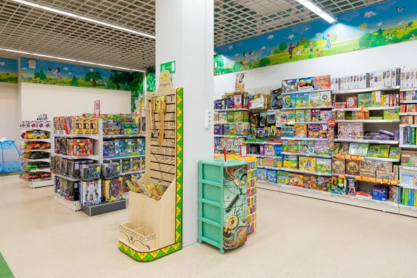 Мінськ, Білорусь-26 березня 2018: інтер'єр секції іграшок в Дитячий магазин — стокове фото
